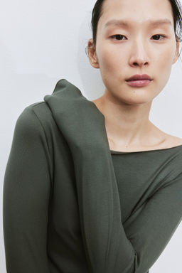 Camiseta con escote barco