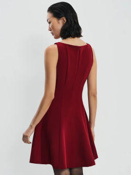 Платье мини приталенного силуэта / Zarina