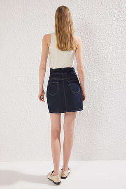 TRENDYOLMILLA Koyu Mavi Beli Buzgulu Yuksek Bel Mini Denim Etek TWOSS25ET00100  фото 5