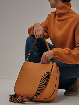 Сумка кожаная на плечо Azaro 30868 оранжевый карандаш