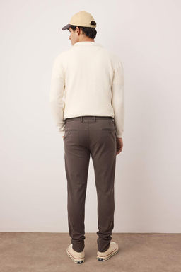 Kahverengi Regular Fit Dokulu Rahat Erkek Pantolon TMNAW26PL00007