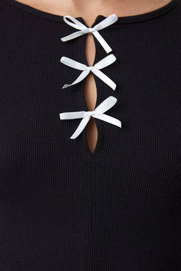 Trendyolmilla Siyah Fiyonk ve Cut Out Detayl? Bisiklet Yaka Slim/Vucuda Oturan Orme Bluz TWOAW25BZ00177
