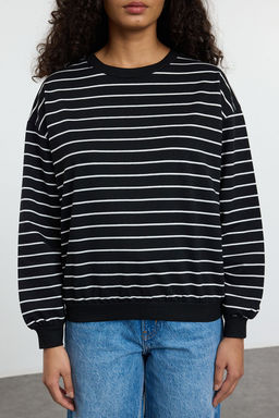 TRENDYOLMILLA Siyah 2 Iplik Bisiklet Yaka Cizgili Regular Orme Sweatshirt TWOAW25SW00324