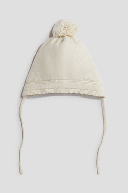 Gorro beanie de punto con tiras de anudar