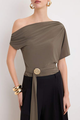 Siyah Asimetrik Yaka Aksesuar Detayl? Party Bluz TPRSS26BD00013 - Trendyolmilla фото 7