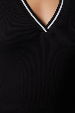 Siyah Triko Yaka Detayl? Fitted/Vucuda Oturan Fitilli Esnek Orme Bluz TWOAW25BZ00121