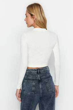 Trendyolmilla Ekru Premium Yumask Kumasl? Fitted/Vucuda Oturan Crop Esnek Orme Bluz TWOAW24BZ00433