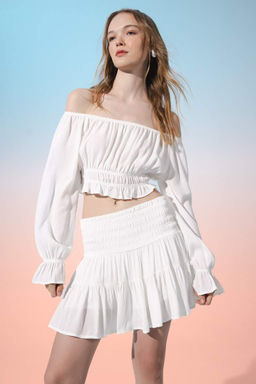 Блузка обычного кроя с открытыми плечами и жатой тканью с длинными рукавами