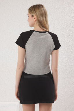 TRENDYOLMILLA Gri Renk Bloklu Fitted/Vucuda Oturan Crop Pamuklu Esnek Orme T-Shirt TWOSS25TS00112 фото 4