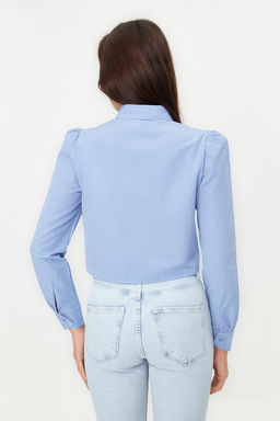 TRENDYOLMILLA Ac?k Mavi Omuzlar? Buzgu Detayl? Crop Fitted Bele Oturan Kal?p Dokuma Gomlek TWOSS23GO00117  фото 12
