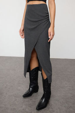 TRENDYOLMILLA Siyah Kruvaze Dokulu Buzgu/Drape Detayl? Midi Etek TWOAW25ET00108 фото 3