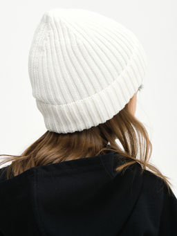 Молочная вязаная шапка