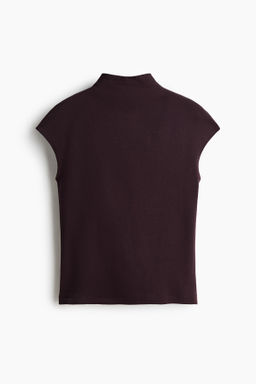 Top de punto con cuello elevado
