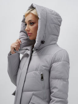 Пальто утепленное стеганное зимнее с капюшоном женское серого цвета 9639Sr - Mtforce фото 4