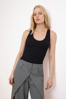 Siyah Fitted/Vucuda Oturan V Yaka Kal?n Ask?l? Kolsuz Fitilli Esnek Orme Atlet TWOSS26AL00021