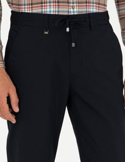 Темно-синие парусиновые брюки морковного кроя