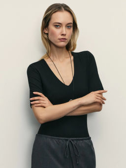 Базовое боди с V-образным вырезом и коротким рукавом / Zarina