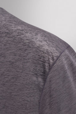 CAMISETA RUNNING ESTRUCTURA LIGERA / Morado Oscuro