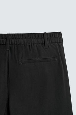 PANTAL?N FLUIDO RELAXED FIT PLIEGUES / Negro