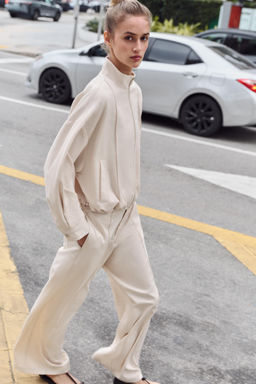 CAZADORA BOMBER CUELLO SUBIDO / Crudo