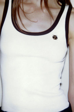 ZARA TOP WITH CONTRAST TRIMS AND BROOCH  фото 2