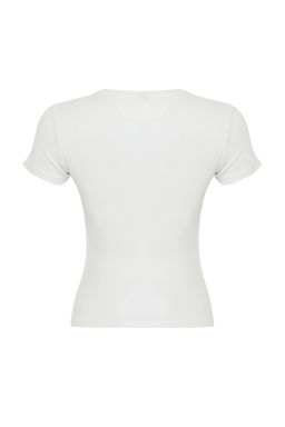 Ekru Kurdele Bask?l? Fitted/Vucuda Oturan Fitilli Esnek Orme T-Shirt TWOSS24TS00231