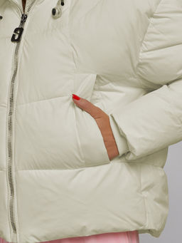 Зимняя женская куртка модная с капюшоном бежевого цвета 512305B - Mtforce фото 10