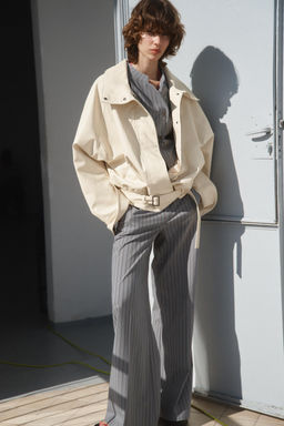 CHAQUETA BOMBER EFECTO PIEL / Crema