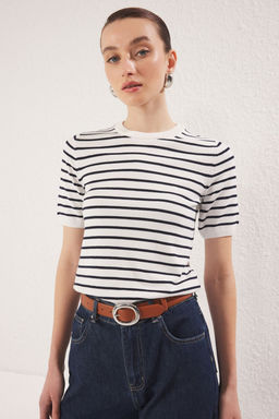 Trendyolmilla Ekru Cizgili Basic Viskon Kar?s?ml? Triko Ince Bluz TWOSS25BZ00488