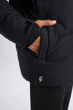 Водоотталкивающее пальто приталенного кроя с капюшоном и застежкой-молнией DeFactoFit из шелковой ткани с карманами  фото 6