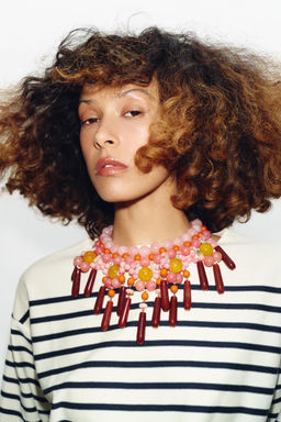 COLLAR BOLAS RESINA / Rosa
