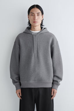 SUDADERA CON CAPUCHA EFECTO NEOPRENO