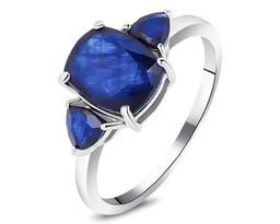 Кольцо, 1 сапфир корунд кушон 7х9 мм/2.87 ct. , 2 сапфир корунд триллион 4 мм/0.68 ct, Джени