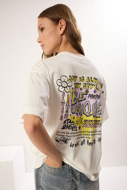 TRENDYOLMILLA Ekru %100 Pamuk Oversize/Genis Kal?p On Arka Bask?l? Orme T-Shirt TWOSS25TS00136