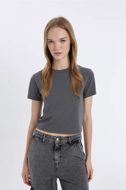 Классная однотонная футболка с круглым вырезом и короткими рукавами