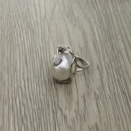 Кольцо с белым жемчугом "Барокко" из ювелирного сплава