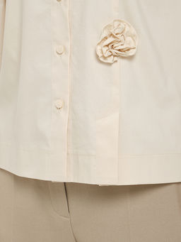 Блузка с декоративными цветами