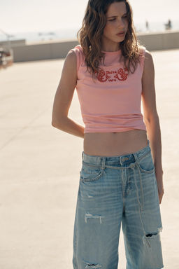CAMISETA MANGA CORTA BORDADOS / Rosa