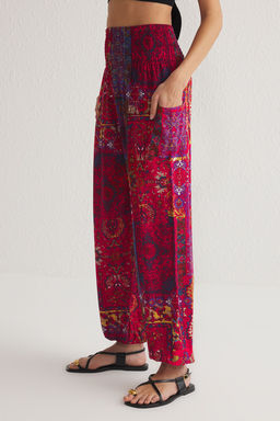K?rm?z? Etnik Desenli Pacalar? Lastikli Salvar Form Dokuma Pantolon TWOSS25PL00063
