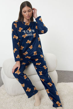Trendyolmilla Lacivert Ay?c?kl? ve Slogan Nak?sl? Polar K?sl?k Orme Pijama Tak?m? THMAW25PT00125