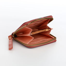 Кошелёк женский на молнии с ремешком, лакированный, коричневый