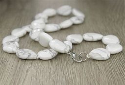 Кахолонг, плоские бусины капля 13х18мм, бусы длиной 46см