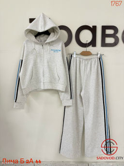 Спортивный женский костюм