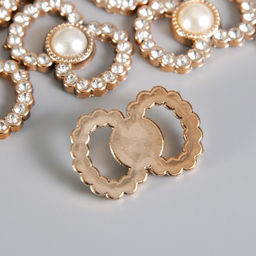 Цена за 50 шт. Декор для творчества пластик пряжка «Бант с жемчугом», золото со стразами, 1.9×2.3×0.5 см