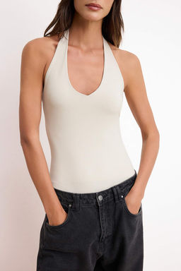 Tas Vucuda Oturan Havuz Yaka Kolsuz S?rt Dekolteli C?tc?tl? Poliamid Orme Body TWOSS26BD00011