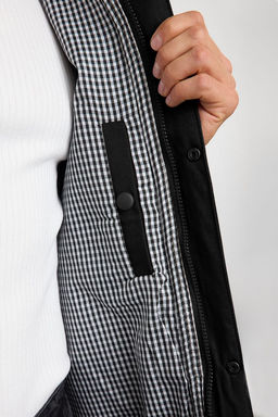 Siyah Regular Fit Kadife Yaka Detayl? Unisex Mevsimlik Mont TMNAW25MO00017
