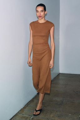 VESTIDO MIDI DRAPEADO / Caldero