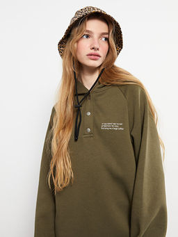 Kap??onlu Yaz? Bask?l? Uzun Kollu Elbise