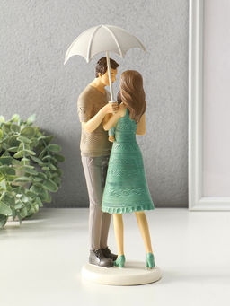 Сувенир полистоун "Папа, мама и малыш в вязанных нарядах, под зонтом" 8,5х9,5х25,5 см