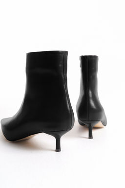 Siyah Sivri Burun Bilekte Kitten Ince Topuklu Kad?n Bot TAKAW26BO00045